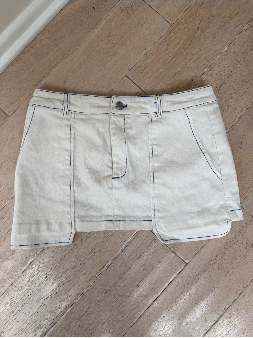 By. Dyln white topstitched miniskirt size M